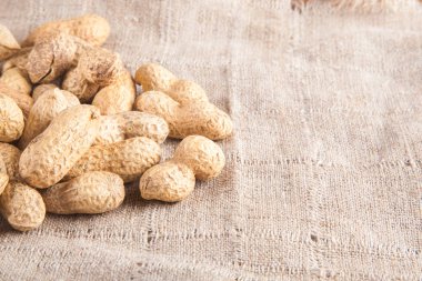 Ahşap zemin üzerinde değil soyulmuş fıstık