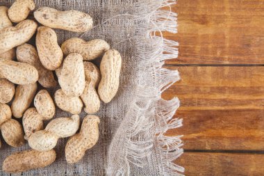 Ahşap zemin üzerinde değil soyulmuş fıstık