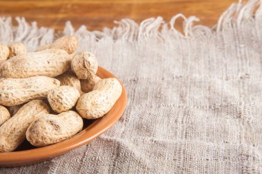 Ahşap zemin üzerinde değil soyulmuş fıstık