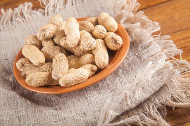 Ahşap zemin üzerinde değil soyulmuş fıstık