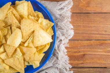 Cips mısır cipsi ahşap talbe üzerinde