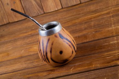 Su kabakları ve bombilla ahşap arka plan üzerinde