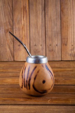 Su kabakları ve bombilla ahşap arka plan üzerinde