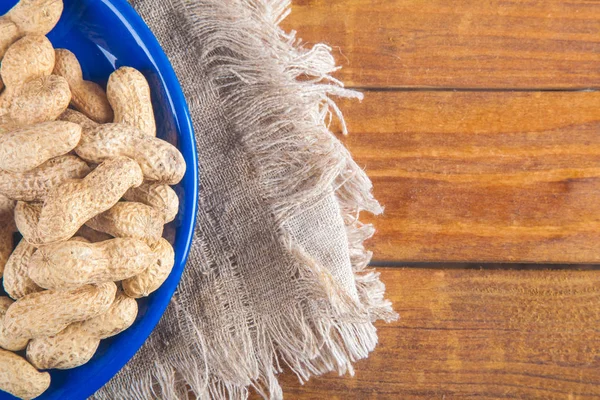 Ahşap zemin üzerine mavi tabak değil soyulmuş fıstık