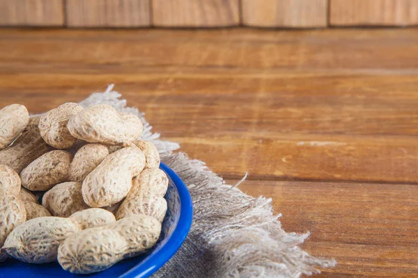 Ahşap zemin üzerine mavi tabak değil soyulmuş fıstık