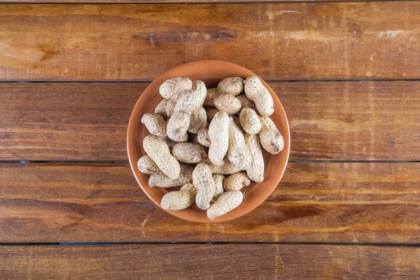 Ahşap zemin üzerinde değil soyulmuş fıstık. Üstten Görünüm