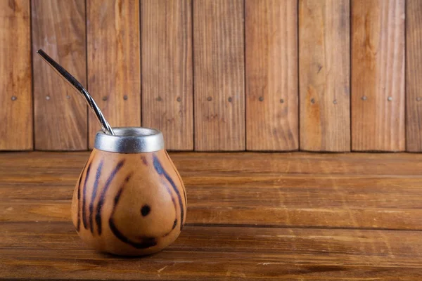 Calabash e bombilla em fundo de madeira — Fotografia de Stock