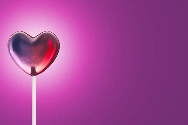 Καραμέλα γλειφιτζούρι σε σχήμα καρδιάς σε σκούρο ροζ backgroud — Φωτογραφία Αρχείου