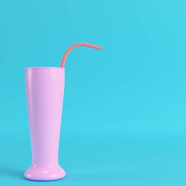 Kokteyl cam saman üzerinde pastel renklerde parlak mavi arka plan ile. Minimalizm kavramı. 3D render