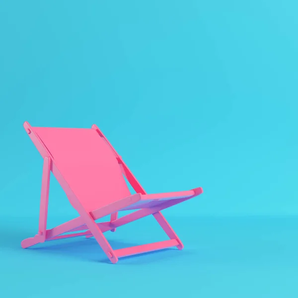 Chaise de plage rose sur fond bleu vif aux couleurs pastel — Photo