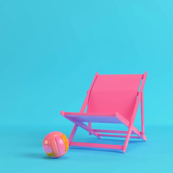 Рожевий пляжний стілець з волейбольним м'ячем на яскраво-синьому фоні — стокове фото