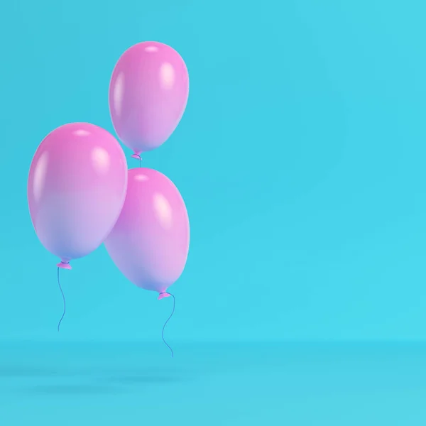 Globos rosados sobre fondo azul brillante — Foto de Stock