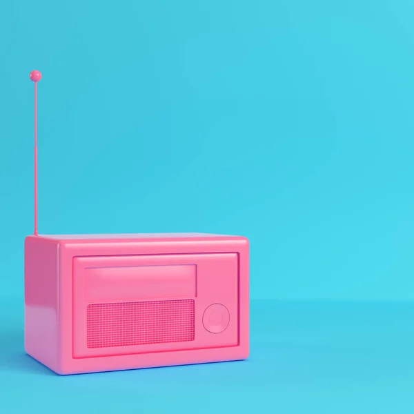 Rosafarbenes Radio im Retro-Stil auf hellblauem Hintergrund in Pastellfarben — Stockfoto