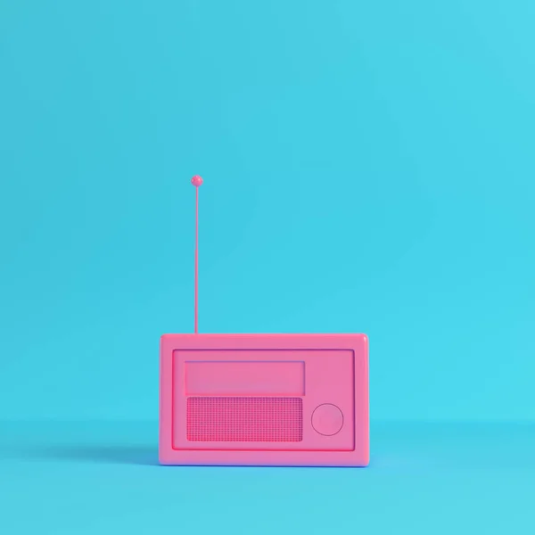 Radio rosa de estilo retro sobre fondo azul brillante en pastel colo — Foto de Stock