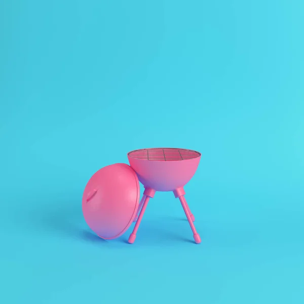 Kömür su ısıtıcısı mangal parlak mavi arka plan üzerinde geçmişte