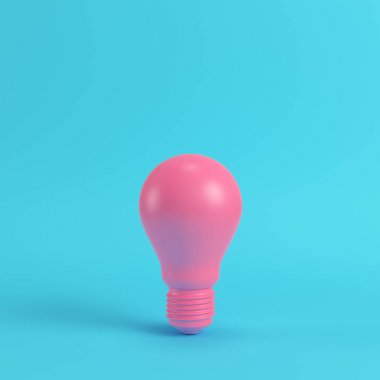 Pembe ampul parlak mavi arka plan pastel renkler üzerinde. Mini