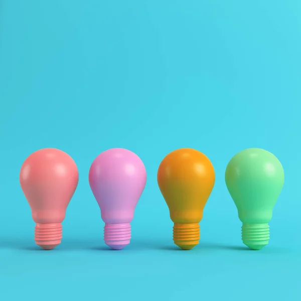 Pastel renklerde parlak mavi arka plan üzerinde renkli Işık Ampüller