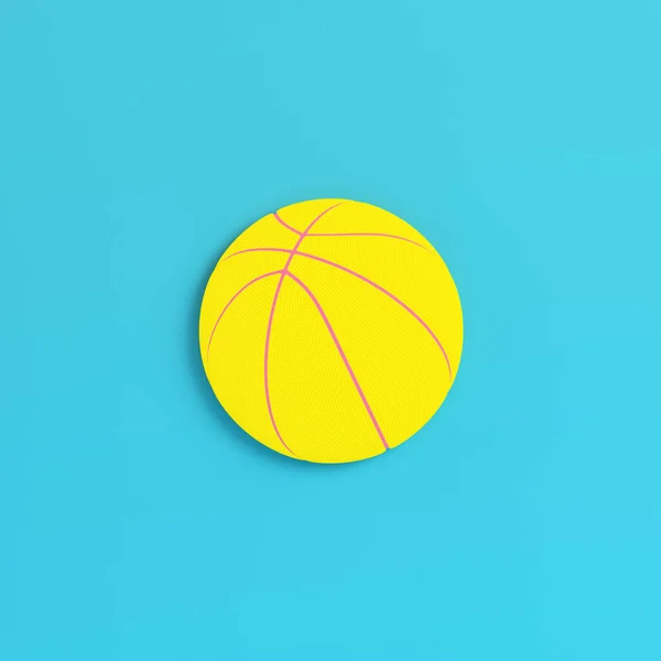 Žlutý basketbalový míč na jasně modrém pozadí v pastelové barvě — Stock fotografie