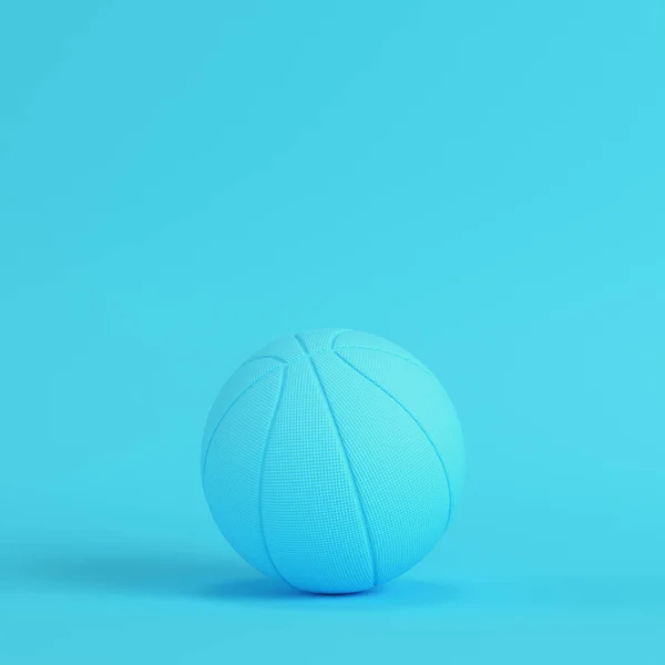 Баскетбольный мяч на ярко-голубом фоне в пастельных тонах. Мини — стоковое фото