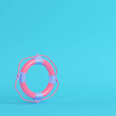 Pastel renklerde parlak mavi arkaplanda pembe bir şamandıra.