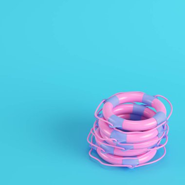 Pembe renkli yaşam şamandıraları parlak mavi arka planda