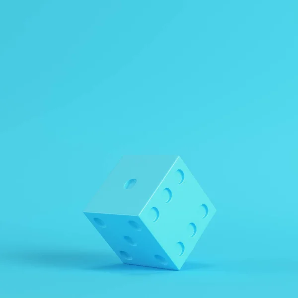 Dados em fundo azul brilhante em cores pastel. Minimalismo conc. — Fotografia de Stock