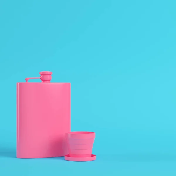 Rózsaszín hip lombik csésze fényes kék háttér pasztell colo — Stock Fotó