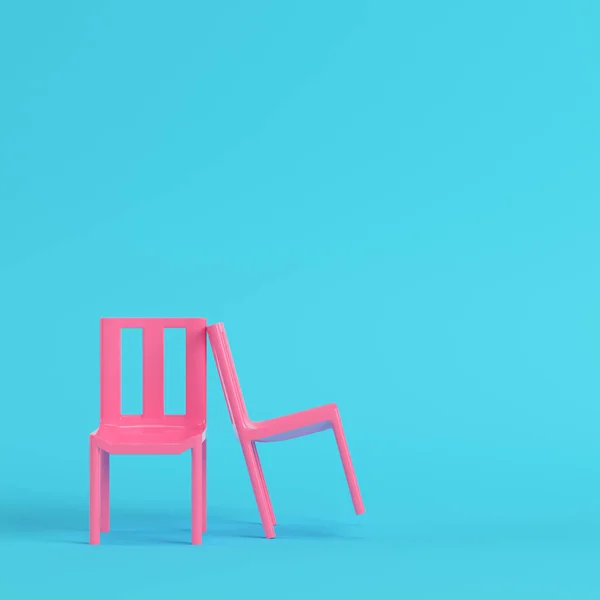 Duas Cadeiras Cor Rosa Sobre Fundo Azul Brilhante Cores Pastel — Fotografia de Stock