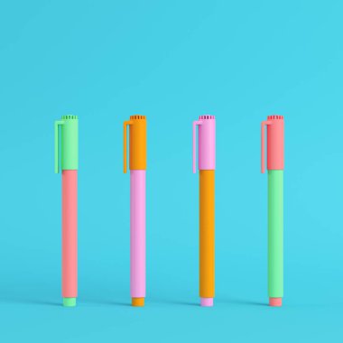 Pastel renklerde parlak mavi arka planda dört renkli kalem. Minimalizm kavramı. 3d hazırlayıcı