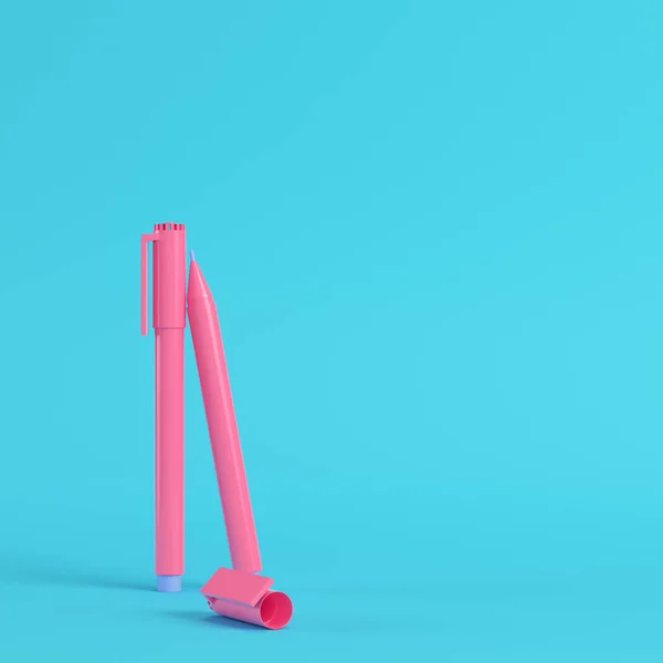 Pink Marker Pens Bright Blue Background Pastel Colors Concepto Minimalismo — Foto de Stock