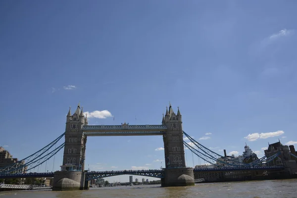 Een Lage Hoek Uitzicht Tower Bridge Met Blauwe Lucht Een — Stockfoto