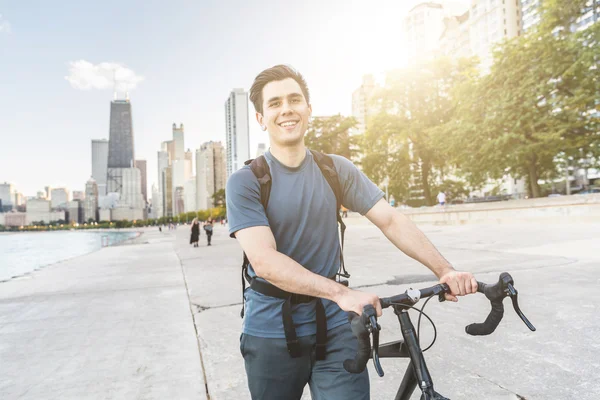 Hombre caminando cargando su bicicleta en Chicago —  Fotos de Stock