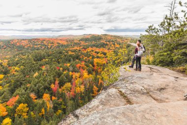 Panorama adlı kayalar tepesinden Çift