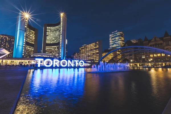 Nathan Phillips square in Toronto at night — Stock Photo, Image