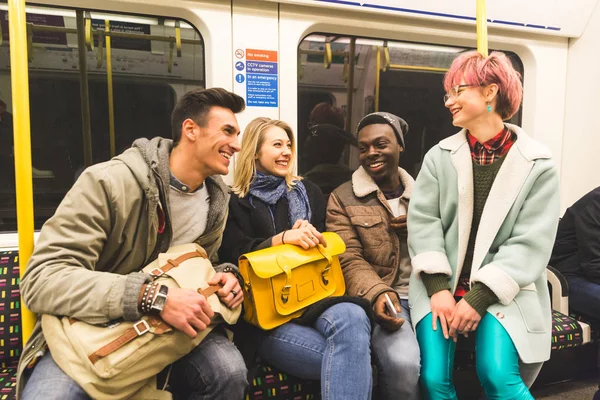 Группа друзей, путешествующих вместе по метро — стоковое фото