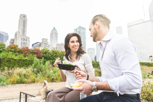 Empresários almoçam no parque em Chicago — Fotografia de Stock