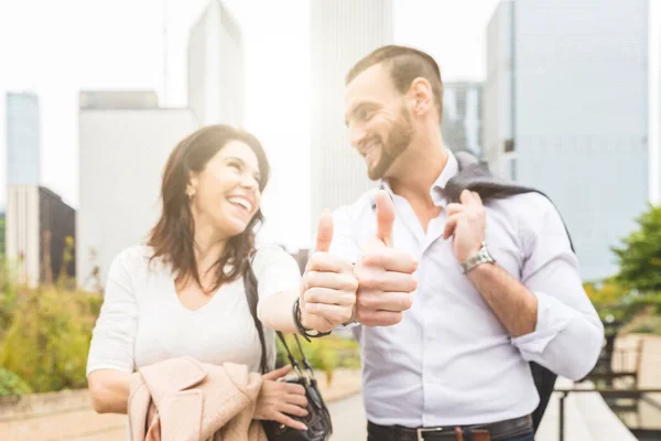 Exitosa pareja de negocios mostrando pulgares hacia arriba —  Fotos de Stock