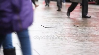 Londra, kaldırımda yürüyen insanlar