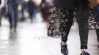 Londra, kaldırımda yürüyen insanlar