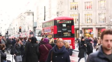 Londra, insanlar ve Oxford Caddesi'ndeki trafik hız video