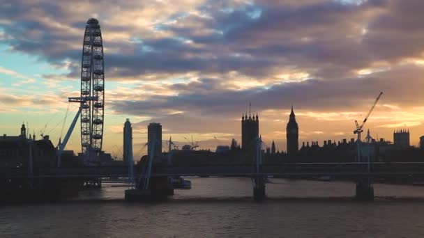 Vista panorâmica dos marcos de Londres da ponte Waterloo — Vídeo de Stock