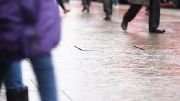 Londres, gente caminando por el pavimento — Vídeo de stock