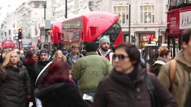 Londres, pessoas e tráfego na rua Oxford — Vídeo de Stock
