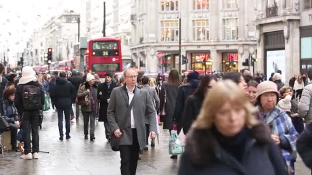 London, people and traffic on Oxford street — Stock Video