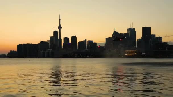 Vista sullo skyline di Toronto al tramonto con elicottero in volo — Video Stock