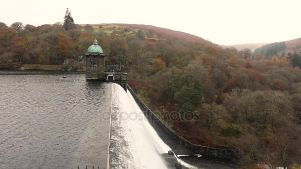 Pen y Garreg dam w Dolina Elan, Wales, Wielka Brytania — Wideo stockowe