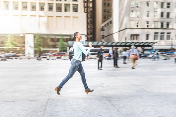 Donna che corre in città — Foto Stock