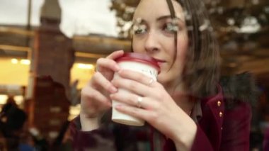 Kafede güzel bir kadın. 