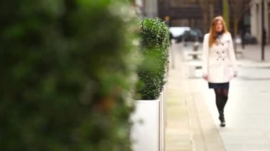 Şehirde yürüyen bir kadın.