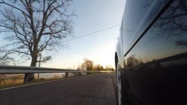 Kırsal yolda araba kullanan 